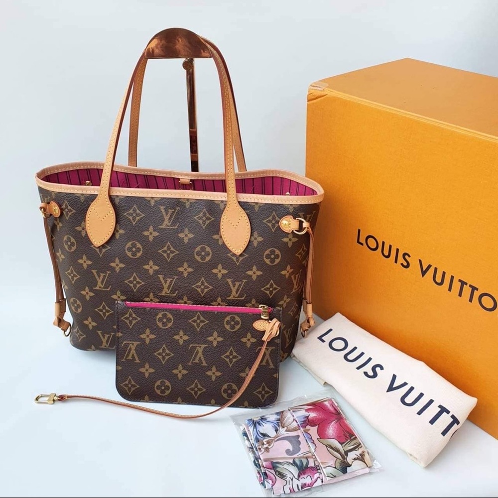 Louis Vuitton neverfull pm.